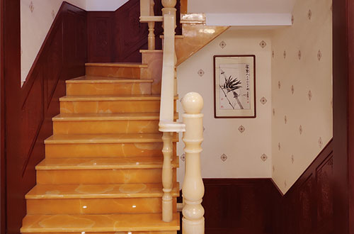 滴道中式别墅室内汉白玉石楼梯的定制安装装饰效果
